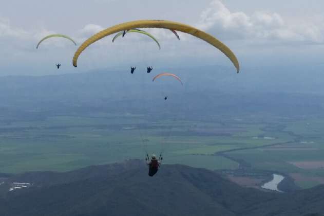 Burocracia y falta de control: el lío de volar parapente en Colombia