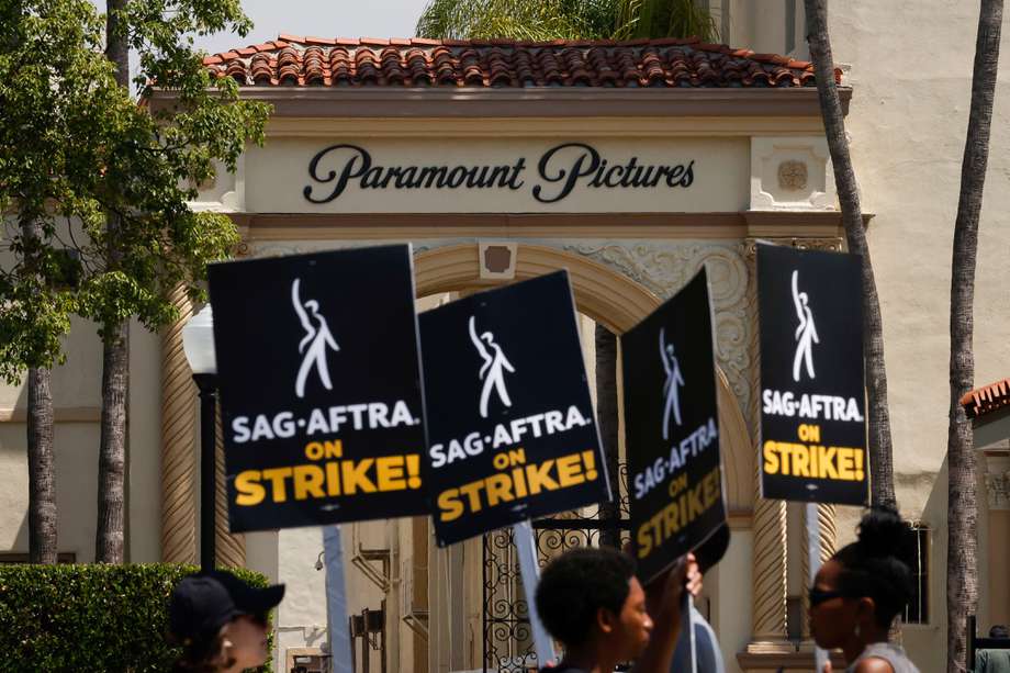 Los Angeles (Usa), 17/07/2023.- Picketers gather outside of Paramount Pictures Studios in Los Angeles, California, USA, 17 July 2023. SAG-AFTRA (Screen Actors Guild - American Federation of Television and Radio Artists) members join Writers Guild of America members who have on strike since early May over better wages and working conditions. EFE/EPA/CAROLINE BREHMAN
