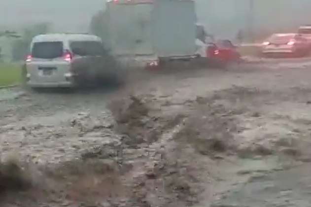 Video: aguacero inundó completamente la vía de Bogotá-Melgar entre Silvania y Granada