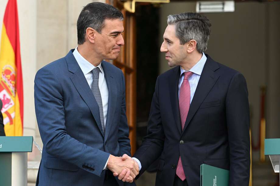 El Taoisech irlandés Simon Harris (d) y el presidente del Gobierno español Pedro Sánchez (i) se dan la mano en una rueda de prensa conjunta tras su reunión en los Edificios del Gobierno en Dublín, Irlanda, el 12 de abril de 2024.