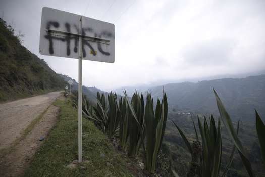 Imagen de referencia que muestra un grafiti de una columna de las disidencias de las antiguas FARC.