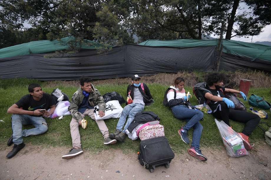 Migrantes venezolanos transitan por la autopista norte de Bogotá de regreso a Venezuela, en medio de la cuarentena obligatoria por cuenta del Covid-19. /Mauricio Alvarado