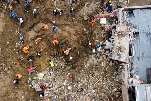 Vista aérea de rescatistas removiendo escombros durante la búsqueda de víctimas tras un deslizamiento de tierra causado por las fuertes lluvias en Pereira el 8 de febrero de 2022. El deslizamiento de tierra dejó más de 16 muertos y 29 heridos. / Luis Robayo - AFP.