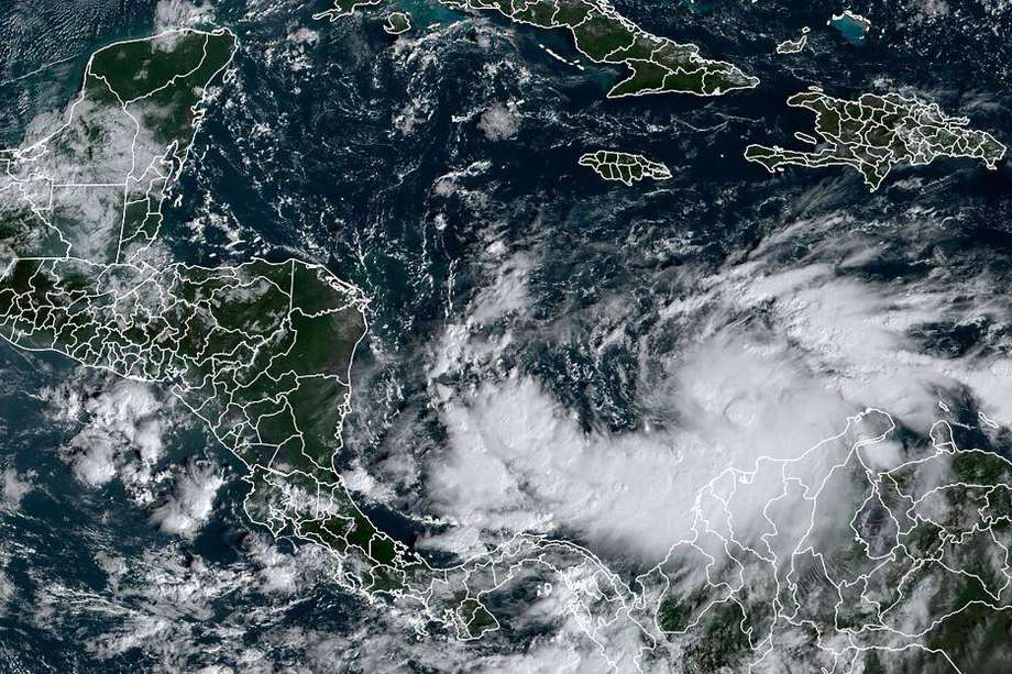 Un huracán amenaza varios países de Centroamérica, recién golpeados por el ciclón Eta que dejó graves destrozos.