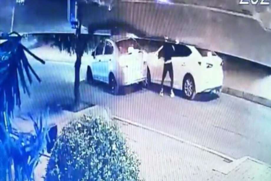Los delincuentes interceptaron a la familia cuando se movilizaba en un automóvil por el norte de Bogotá. / Captura de pantalla.