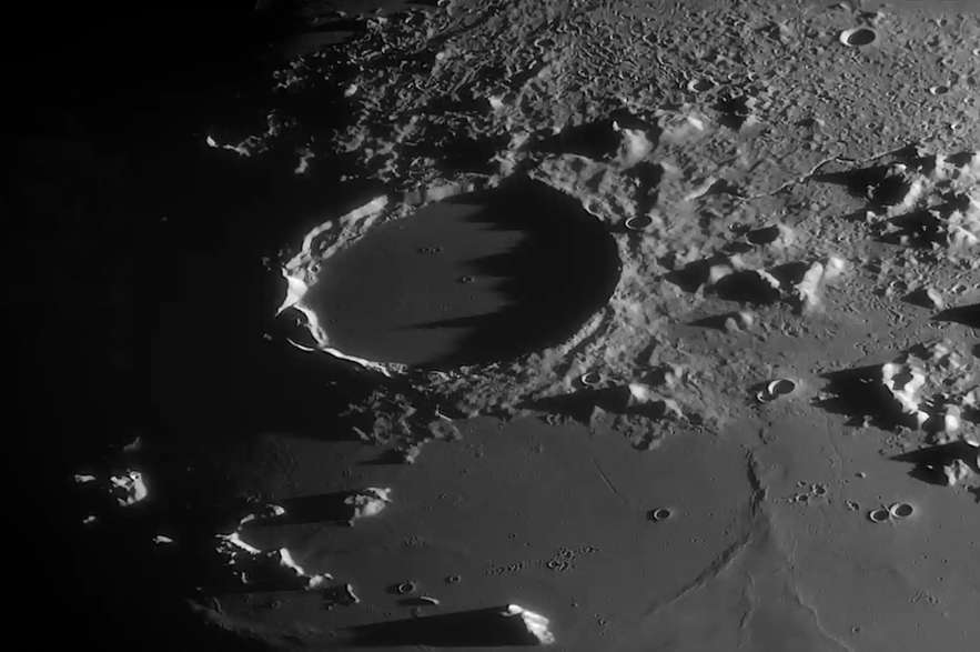 Ganador categoría Nuestra Luna|Título "Perfil de sombra del borde este de Platón" |Una vez al mes, el sol sale sobre el gigantesco cráter lunar Platón y proyecta enormes sombras desde su borde .