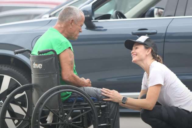 Video: Jennifer Garner se quitó sus zapatos para dárselos a un hombre sin hogar