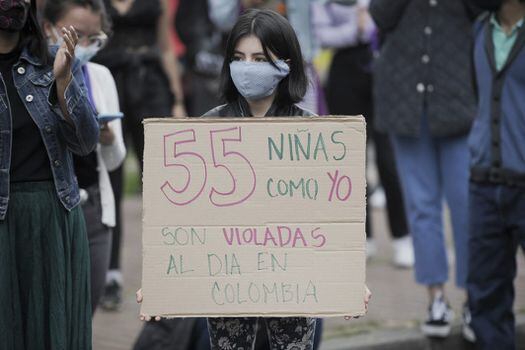 Decenas de mujeres se reunieron hoy en Bogotá para rechazar la violencia sexual en el Paro Nacional.