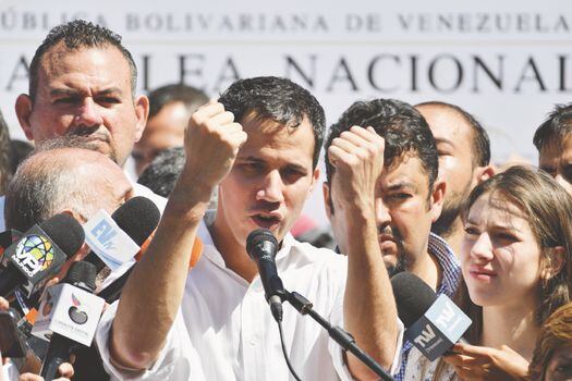  Juan Guaidó habla frente a una multitud en un evento político poco después de haber sido retenido por el Sebin.  / AFP