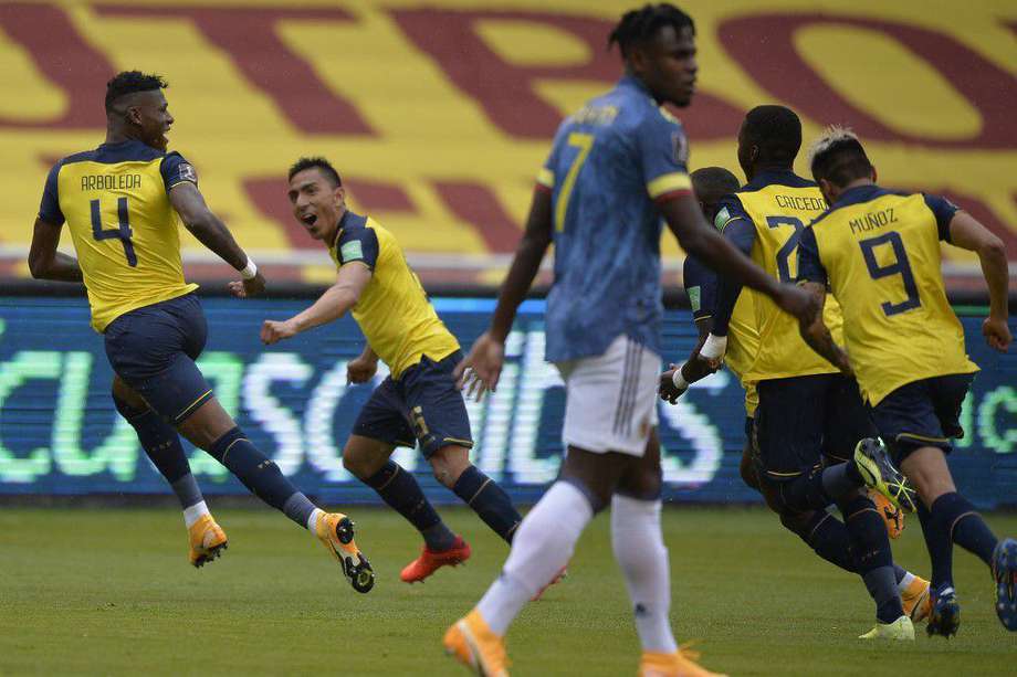Los jugadores ecuatorianos celebran el gol de Robert Arboleda, con el que se abrió el marcador en Quito.