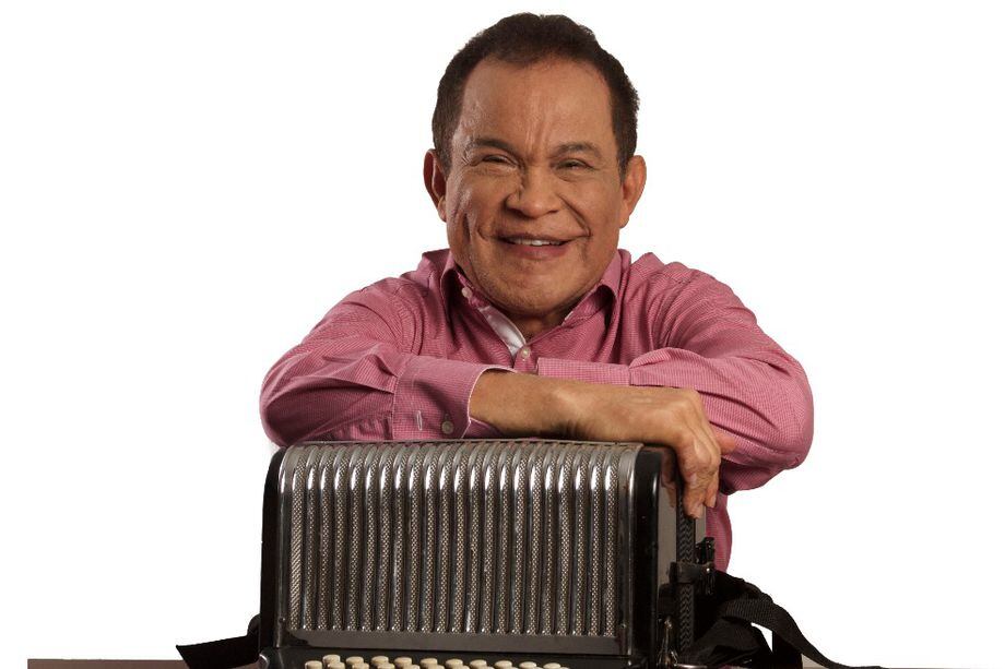 Alfredo Gutiérrez recuerda los momentos en los que, siendo un niño, tuvo que tocar el acordeón para recibir los centavos que ayudarían a su familia. Esta es su historia.