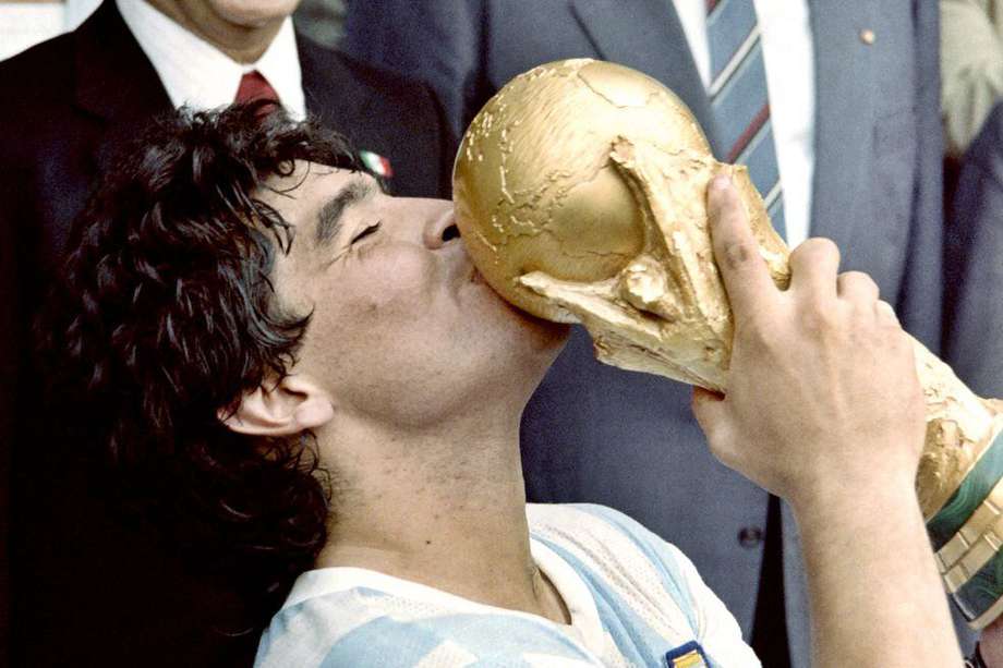 Diego Maradona levantando la Copa del Mundo en 1986, tras la victoria de Argentina 3-2 sobre Alemania. 