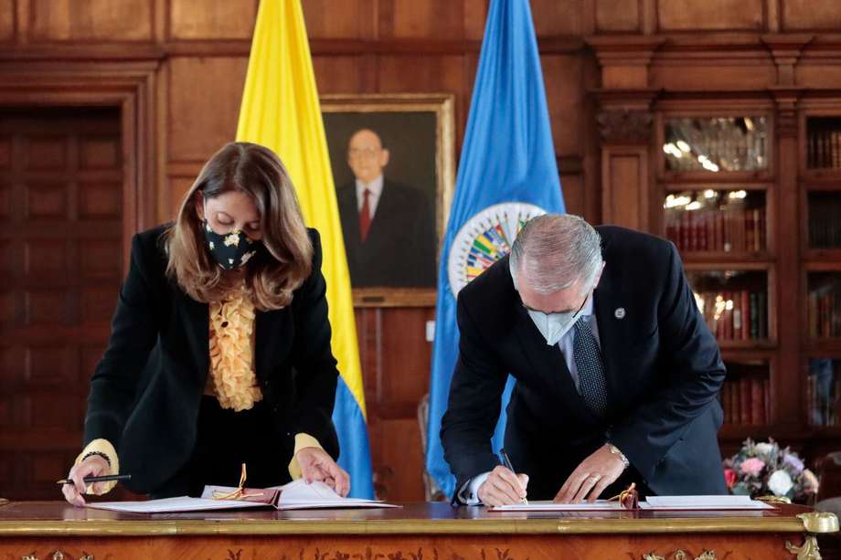 Marta Lucía Ramírez y Roberto Menéndez en la firma del octavo protocolo que renueva el mandato de la MAPP-OEA.