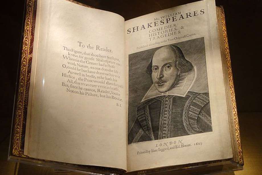 En la imagen una de las primeras páginas del “First Folio” en donde se observa el retrato de William Shakespeare grabado por Martin Droeshout.