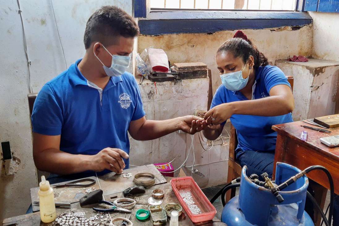 Otro de los elementos que hacen único a Mompox es la filigrana o el arte de la paciencia. Gabriel García Márquez hizo famoso este oficio en el mundo en Vivir para contarla, contándonos sobre “el taller de platería donde el abuelo pasaba sus horas mejores fabricando los pescaditos de oro de cuerpo articulado y minúsculos ojos de esmeraldas, que más le daban de gozar que de comer”.