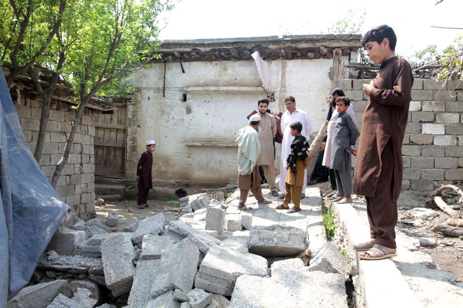 Habitantes de Pakistán evalúan los daños del terremoto de magnitud 5,6 acontecido este martes.

