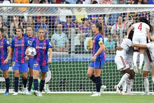Jugadoras de Lyon celebrando tras anotar el tercer gol del encuentro contra Barcelona en la final de la Champions League Femenina.
