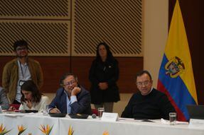 Gustavo Petro dice que asumirá la administración de los servicios públicos en Colombia
