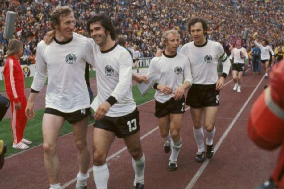 Berti Vogts junto a Franz Beckenbauer (der) en la celebración del título en la final de la Copa Mundila de Fútbol Alemania 1974.