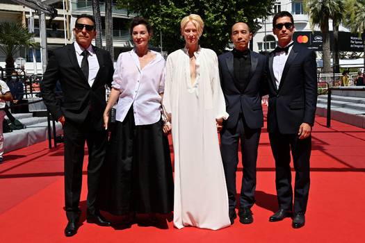 El actor colombiano Elkin Diaz, la actriz francesa Jeanne Balibar, la acriz británica Tilda Swinton, el director tailandés Apichatpong Weerasethakul y el actor colombiano Juan Pablo Urrego llegando para la presentación de la película "Memoria" en la 74th edición del Festival de Cannes.