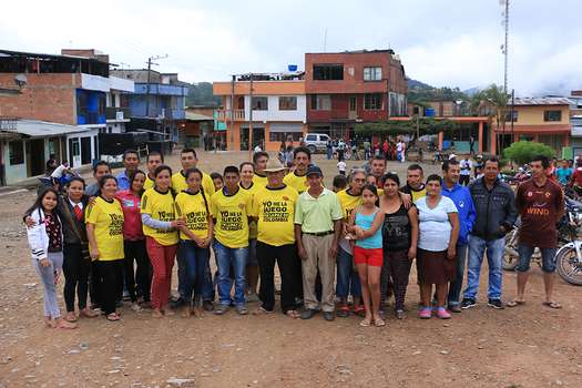 Los campesinos del corregimiento de Madrigales (Nariño) lucen camisetas con consignas de apoyo al acuerdo entre Gobierno y Farc, en Cuba.  / Sonia Cifuentes - Asociación Minga
