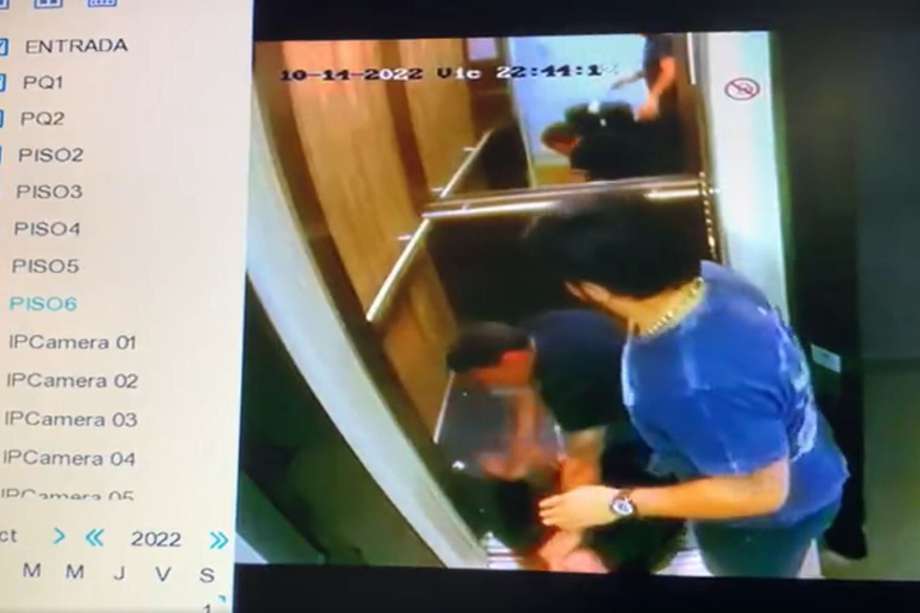 El periodista fue captado por cámaras de seguridad cuando golpea a la mujer, mientras esta está tendida en el piso. Luego, otra cámara, lo capta arrastrándola por el parqueadero del edificio.