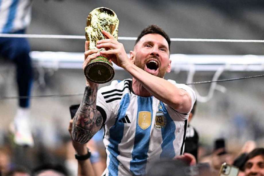 Lionel Messi con la copa del mundo. 