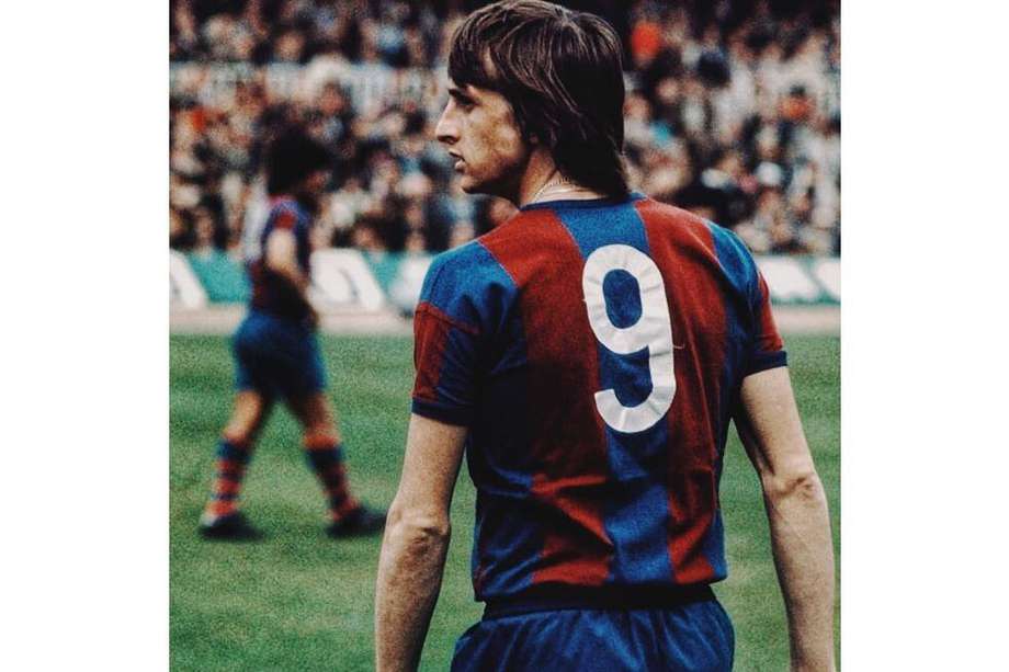 Johan Cruyff en sus tiempos en el Barcelona, con el número '9' en la espalda. Fue uno de los precursores más importantes del fútbol moderno, precisamente porque no jugaba como los típicos '9' de la época.