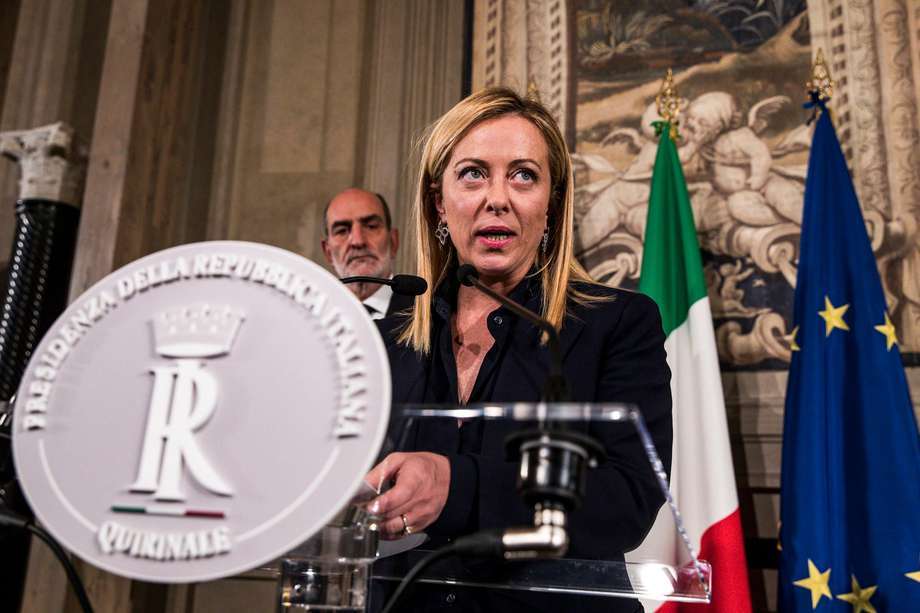 La primera ministra designada de Italia, Giorgia Meloni, habla con los medios tras una reunión con el presidente italiano, Sergio Mattarella.