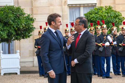 El presidente de Francia, Emmanuel Macron, recibió con un apretón de manos a Petro en su primera visita oficial a ese país. 