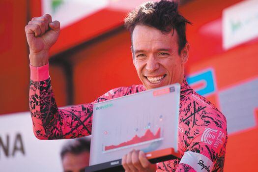 Team Education First's Columbian rider Rigoberto Uran celebrates on the podium after crossing the finish line in first place during the 17th stage of the 2022 La Vuelta cycling tour of Spain, a 162.3km race from Aracena to the Monasterio de Tentudia monastery in Calera de Leon, on September 7, 2022. (Photo by JORGE GUERRERO / AFP)
