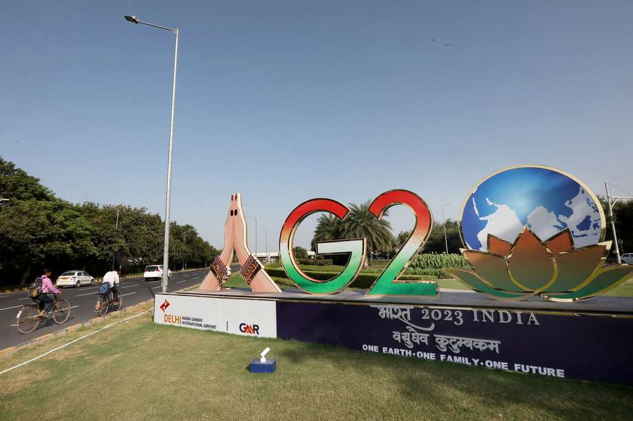 El logo de la cumbre mundial del G20 fue desplegado el 4 de septiembre de 2023 en una calle cerca del Aeropuerto Internacional Indira Gandhi, en Nueva Delhi, India.