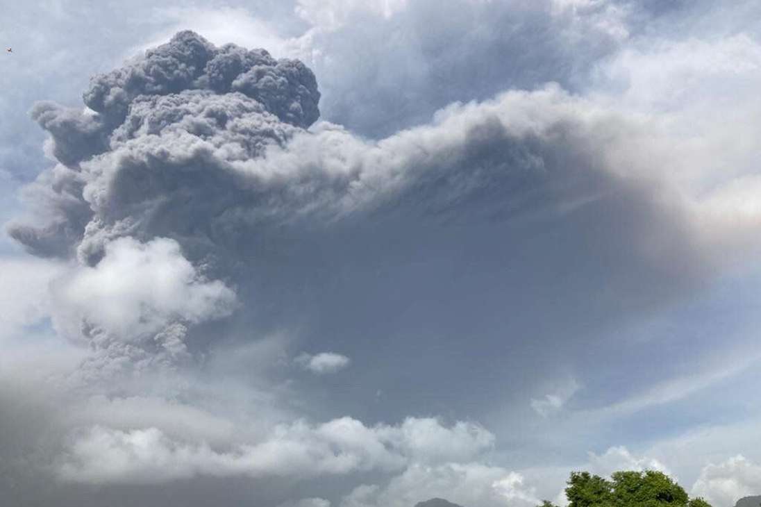 El volcán La Soufriere, en el noroeste de San Vicente y las Granadinas, sur del Caribe, registró una enorme erupción el pasado fin de semana.