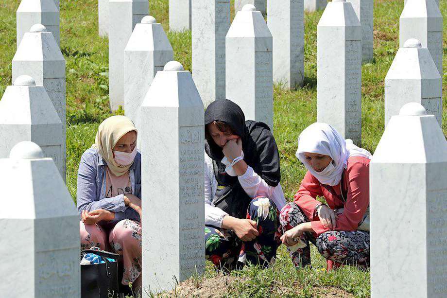 Musulmanes de Bosnia lloran a sus muertos 25 años después de masacre de Srebrenica.