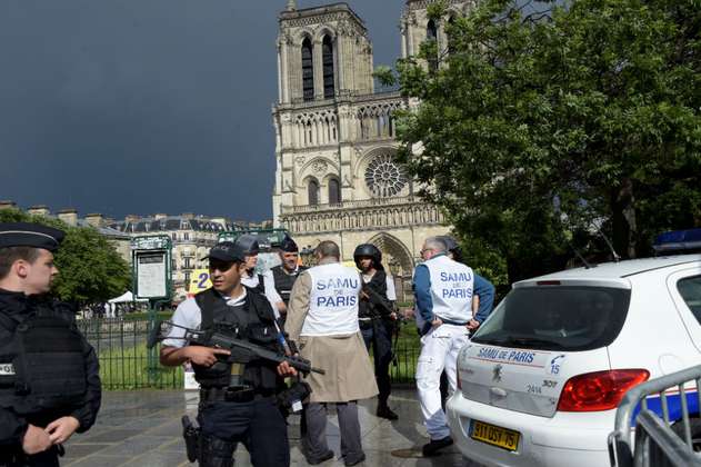 Hombre que hirió a policía frente a Notre Dame de París se reivindica del EI