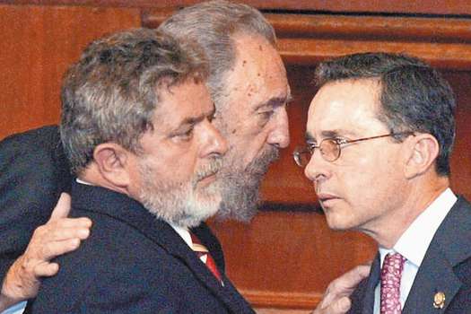 Los entonces presidentes Lula da Silva (Brasil), Fidel Castro (Cuba) y Álvaro Uribe (Colombia), en un encuentro en 2003. / Foto: AFP