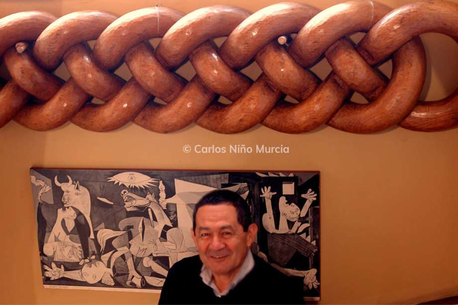 Carlos Niño se graduó como Arquitecto de la Universidad Nacional de Colombia en 1972.