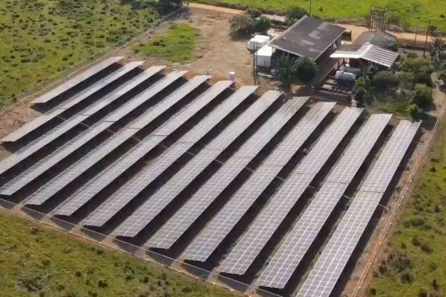 Imagen aérea del recientemente inaugurado parque solar de Miraflores, Guaviare, que hará parte de una central híbrida.