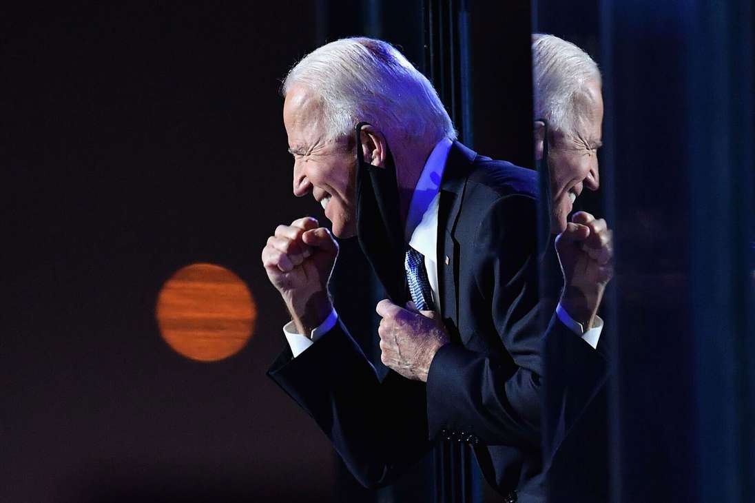 El presidente electo de EE. UU., Joe Biden, celebra después de pronunciar su victoria ante el presidente Donald Trump, Wilmington, Delaware, el 7 de noviembre de 2020.