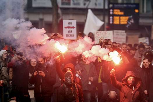 Los manifestantes queman bengalas durante una manifestación contra las medidas Covid-19, incluido el pase de salud del país, en Bruselas el 21 de noviembre de 2021.