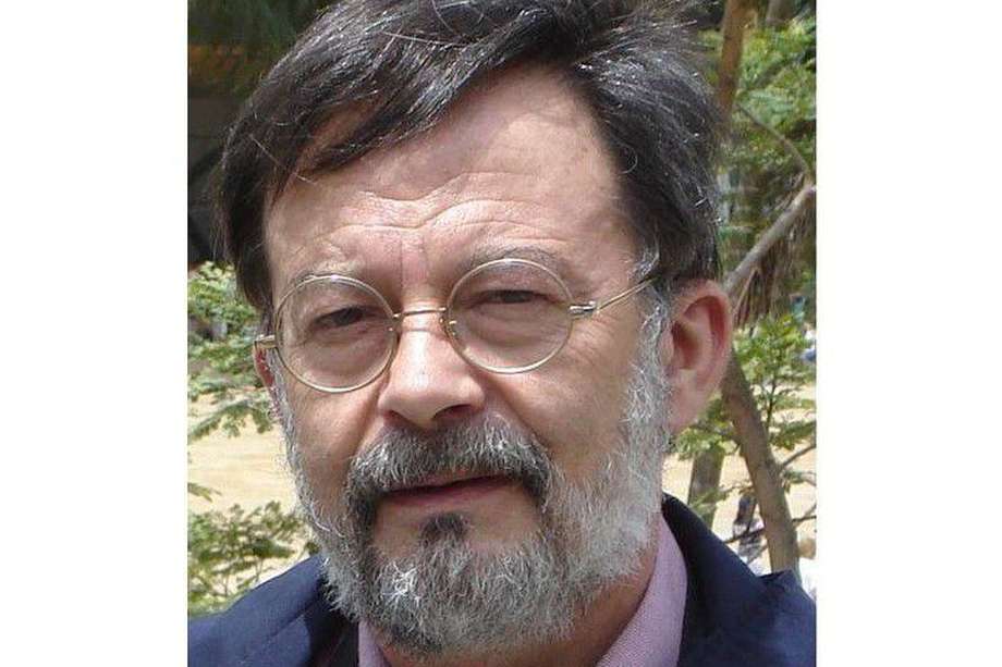 Arturo Menéndez Vall-Serra trabajó en El Siglo, el Centro Informativo de El País (CIEP), fue corresponsal de la Agencia Española EFE en Bogotá y asesor de comunicaciones de la Federación Nacional de Cafeteros.