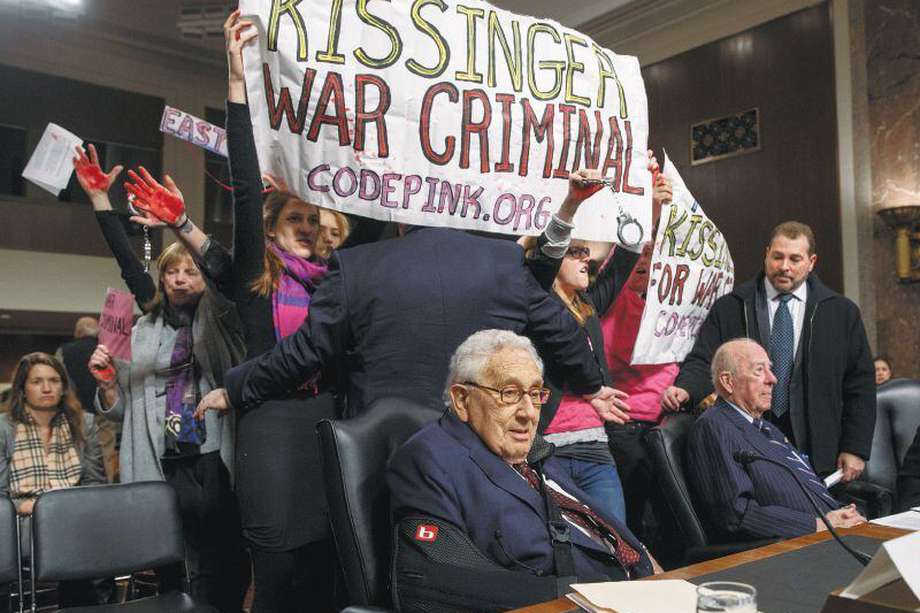 "Kissinger se acaba de morir a los cien años. Sí hay muerto malo. Era un promotor de guerras. Un bandido. Que la tierra no le sea leve" - Reinaldo Spitaletta