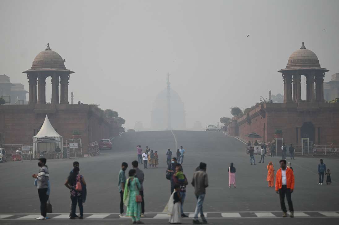 Un gran número de residentes de la capital, de 20 millones de habitantes, cree que el gobierno no hace lo suficiente contra la contaminación."No sólo tosemos más, sino que nos duele la garganta y somos más propensos a los resfriados", declaró Sandeep, de Nueva Delhi, a la AFP.