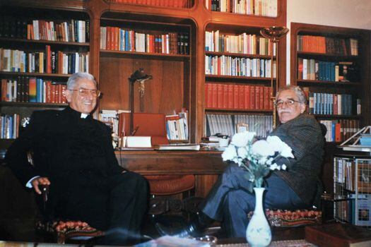  Gabo con el cardenal Darío Castrillón durante su encuentro en Roma. / Archivo particular