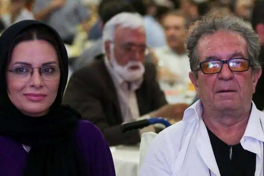 Dariush Mehrjui, director, guionista, productor de cine iraní y miembro de la Academia iraní de las artes, junto a su esposa.