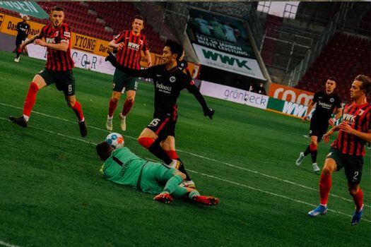 Daichi Kamada fue asistido por Rafael Santos Borré en el único gol del Eintracht Frankfurt en el empate frente a Augsburgo.