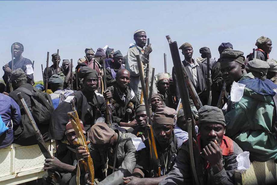 Cazadores y vigilantes nigerianos se agrupan  para hacer frente a militantes del grupo terrorista Boko Haram, en Yola, Nigeria.  / EFE