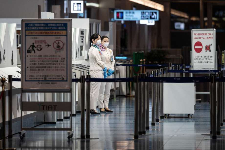 El gobierno de Japón suspendió la entrada de viajeros extranjeros para contener la variante ómicron del coronavirus. Más países imponen restricciones.
