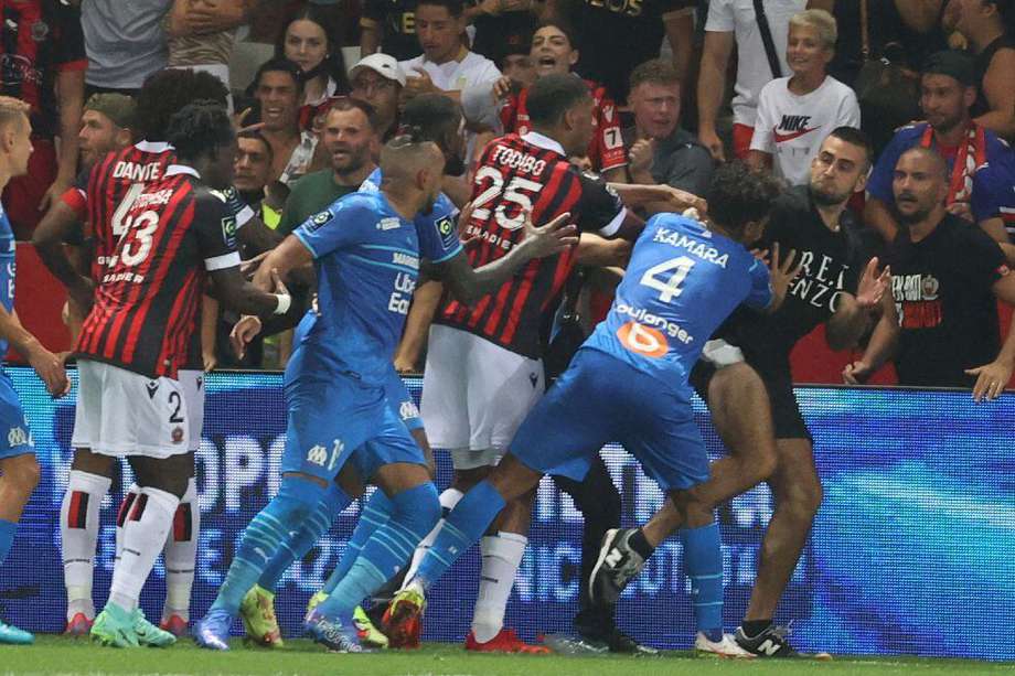 Los jugadores de Niza y Marsella intentaron evitar la invasión de los hinchas que querían golpear a los jugadores del cuadro dirigido por Jorge Sampaoli.