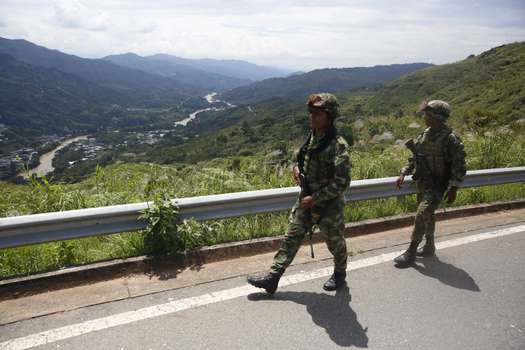  Integrantes del Ejército de Colombia patrullan hoy, durante la jornada de elecciones para elegir presidente de Colombia.